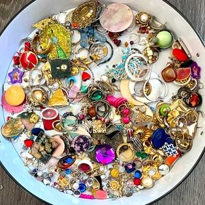 Gallon bag of misc jewelry: earrings, pins, etc (no matched sets of earrings).